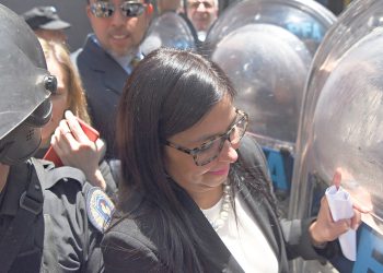 ¡SIN PRECEDENTES! Violencia contra canciller venezolana Delcy Rodríguez + VIDEO