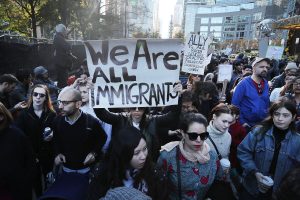 ¡ESCANDALOSO! Conoce las 5 promesas mas polémicas del gobierno de Trump 3 NEW YORK, NY - NOVEMBER 13: Thousands of anti-Donald Trump protesters, including many pro-immigrant groups, hold a demonstration outside of a Trump property as New Yorkers react to the election of Donald Trump as President of the United States on November 13, 2016 in New York City. People around the country and the world are stunned with the outcome of the election for the 45th president. Spencer Platt/Getty Images/AFP == FOR NEWSPAPERS, INTERNET, TELCOS & TELEVISION USE ONLY ==