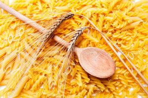 8611624-pasta-cuchara-de-madera-y-una-espiga-de-trigo-dieta-mediterr-nea-Foto-de-archivo