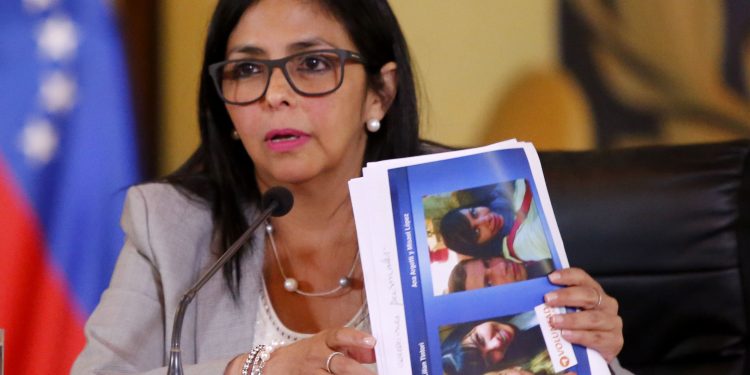 ¡La Patria se defiende! Venezuela a la ofensiva mediática 1 ¡La Patria se defiende! Venezuela a la ofensiva mediática