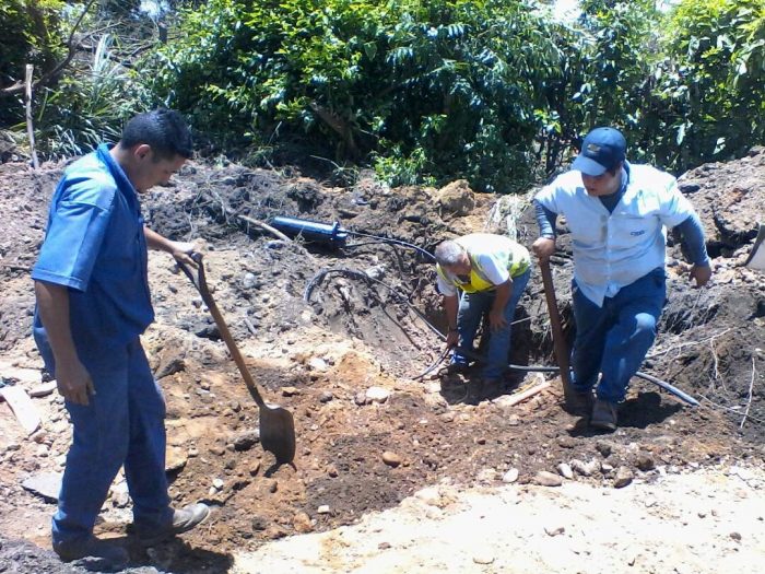 Trabajos para restituir empalme de fibra óptica Coloncito- La Fría