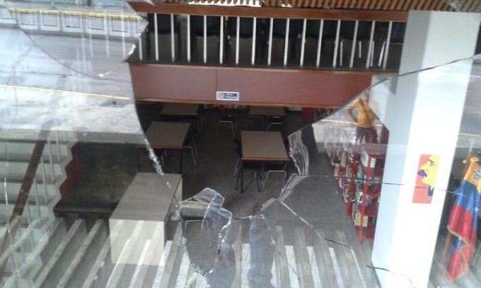 ¡La Locura! Terroristas de oposición atacan biblioteca Oscar Palacios Herrera (+Fotos) 3 biblioteca