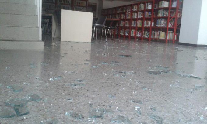 ¡La Locura! Terroristas de oposición atacan biblioteca Oscar Palacios Herrera (+Fotos) 4 biblioteca3.jpg