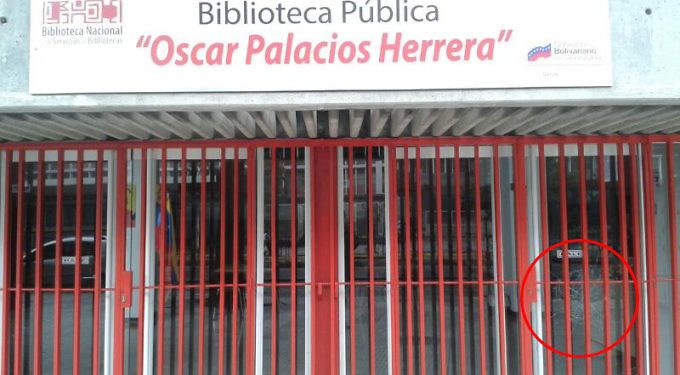 ¡La Locura! Terroristas de oposición atacan biblioteca Oscar Palacios Herrera (+Fotos) 1 ¡La Locura! Terroristas de oposición atacan biblioteca Oscar Palacios Herrera (+Fotos)
