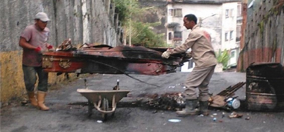 ¡Ni el cementerio se salva! Terroristas queman urnas en Los Teques 3 francisco-velasquez-Grupos-violentos-de-Los-Teques-utilizaron-urnas-para-hacer-barricadas----Uacute-ltimas-Noticias