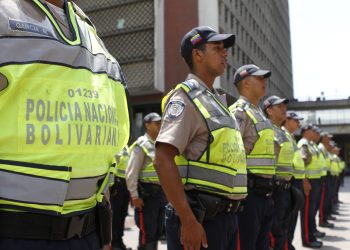 ¡Violencia opositora! Oficial de seguridad fue agredido en Plaza Venezuela