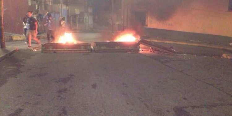 ¡Ni el cementerio se salva! Terroristas queman urnas en Los Teques 1 ¡Ni el cementerio se salva! Terroristas queman urnas en Los Teques