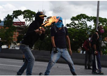 ¡La Locura! Joven se prende en candela en la Francisco Fajardo (+Fotos)