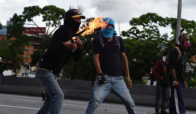 ¡La Locura! Joven se prende en candela en la Francisco Fajardo (+Fotos) 1 ¡La Locura! Joven se prende en candela en la Francisco Fajardo (+Fotos)