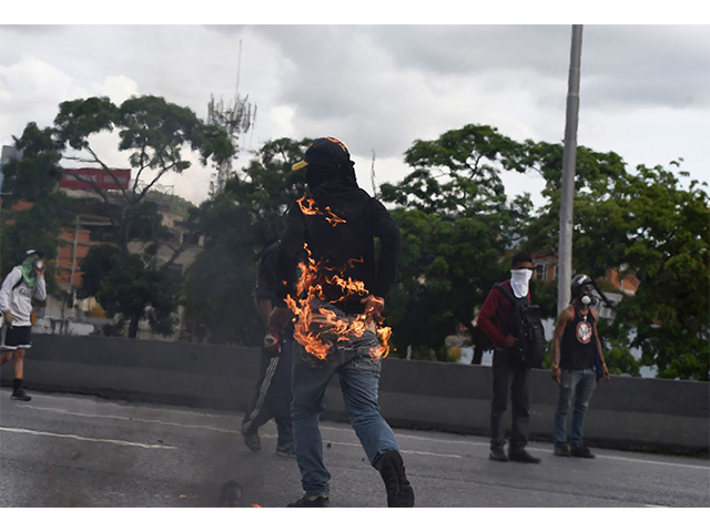 ¡La Locura! Joven se prende en candela en la Francisco Fajardo (+Fotos) 5 55802-S4