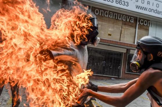 ¡TERROR! Joven es quemado por su compañero durante manifestación en Altamira (+Video y fotos) 3 558x367 (2)