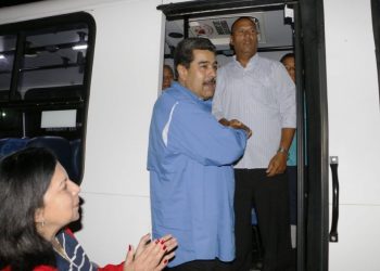 ¡Protección Social! Gobierno cumple y entrega autobús a victima de Terrorismo