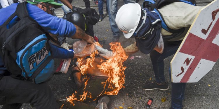 ¡TERROR! Joven es quemado por su compañero durante manifestación en Altamira (+Video y fotos) 1 ¡TERROR! Joven es quemado por su compañero durante manifestación en Altamira (+Video y fotos)