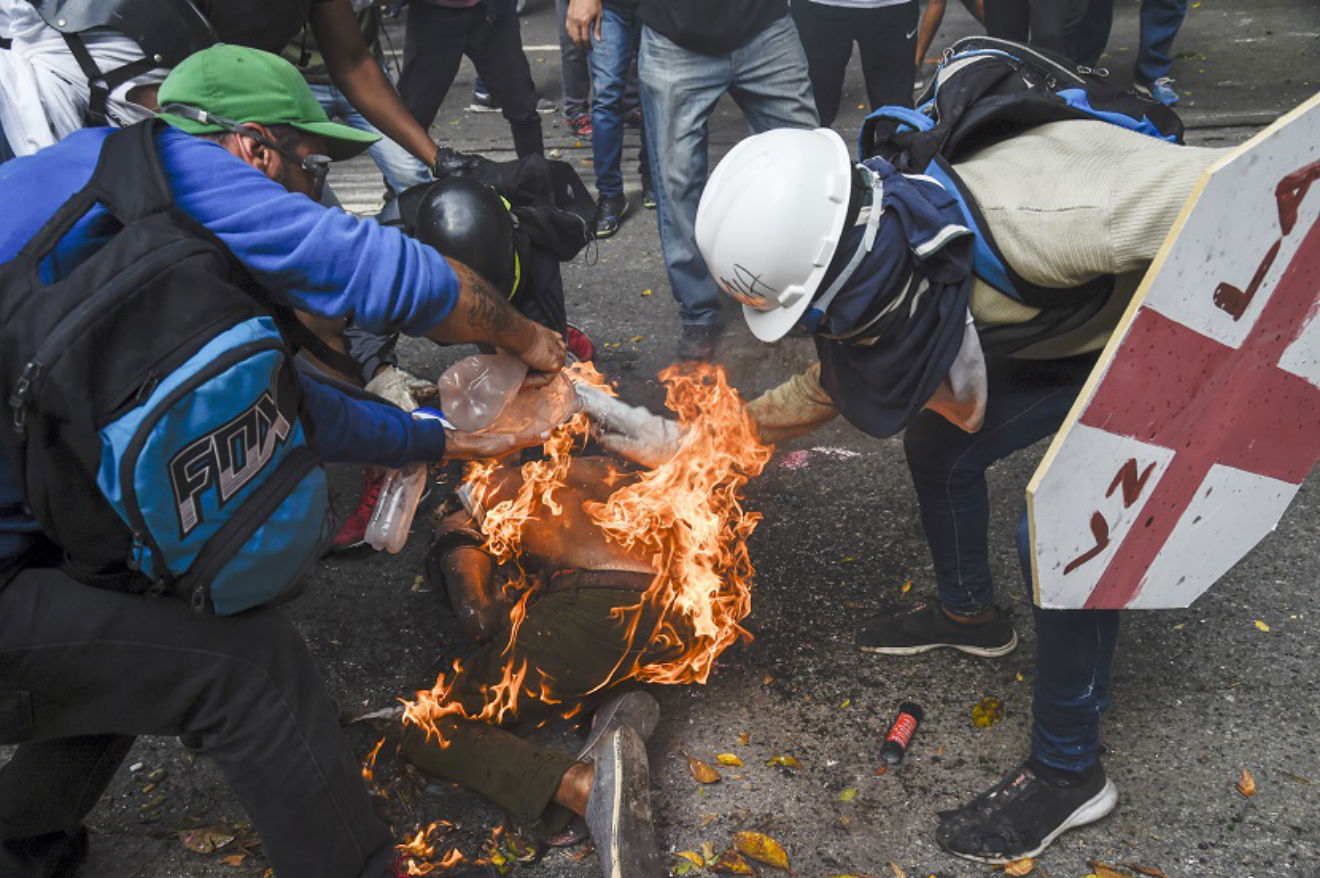 ¡TERROR! Joven es quemado por su compañero durante manifestación en Altamira (+Video y fotos) 6 Momento-cuando-ayudan-a-apagar-el-fuego-que-está-quemando-a-un-joven