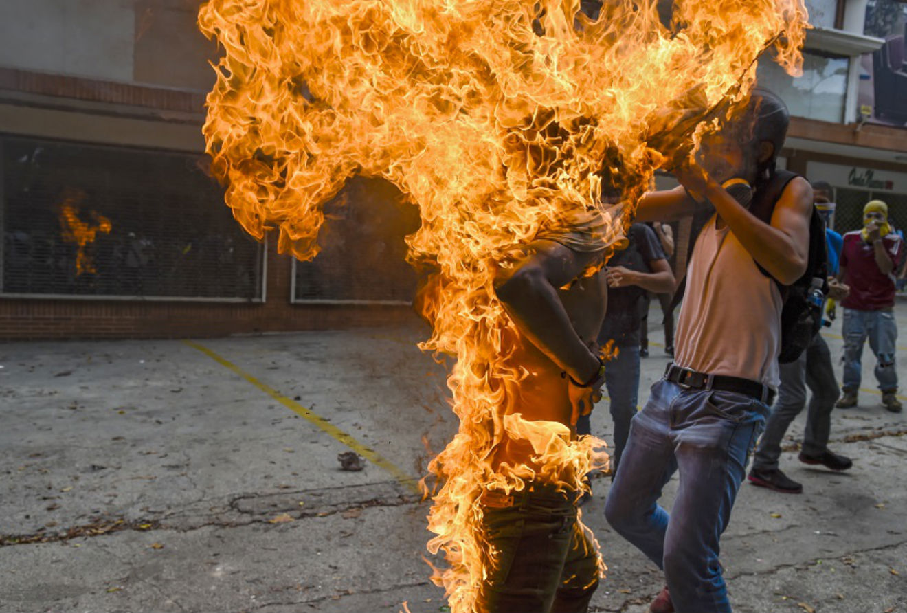 ¡TERROR! Joven es quemado por su compañero durante manifestación en Altamira (+Video y fotos) 4 Momento-cuando-se-prende-en-fuego-un-manifestante-opositor