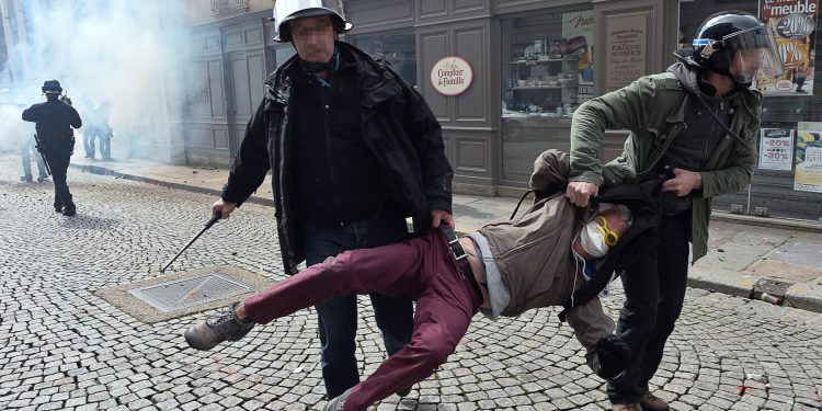 Neoliberalismo se ve amenazado: Macron y una Francia en estado de excepción 1 Neoliberalismo se ve amenazado: Macron y una Francia en estado de excepción