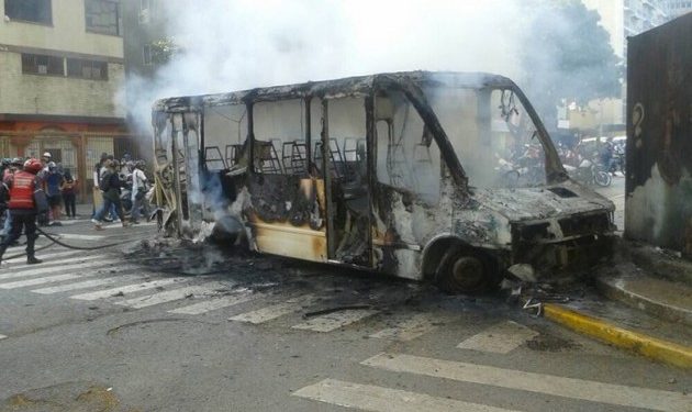 En video: Queman autobús en protesta opositora y conductor lo cuenta todo 1 En video: Queman autobús en protesta opositora y conductor lo cuenta todo