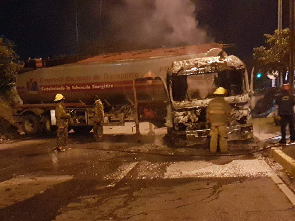¡Querían Explotar! Terroristas queman gandola de Pdvsa en Cabudare (+Video) 2 WhatsApp Image 2017-05-03 at 10.30.08 AM