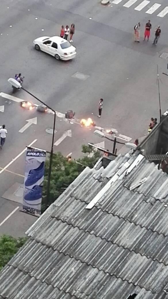 ¡Siguen los Ataque Terroristas! Destrozan Ministerio de Vivienda y Hábitat (+FOTOS) 8 WhatsApp Image 2017-05-09 at 11.25.17 AM