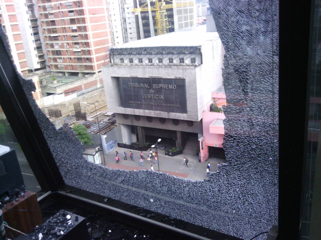 ¡Siguen los Ataque Terroristas! Destrozan Ministerio de Vivienda y Hábitat (+FOTOS) 3 WhatsApp Image 2017-05-09 at 11.25.27 AM
