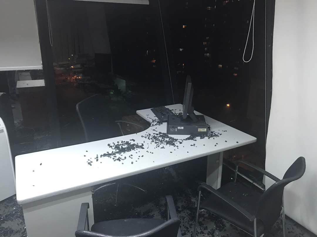 ¡Siguen los Ataque Terroristas! Destrozan Ministerio de Vivienda y Hábitat (+FOTOS) 4 WhatsApp Image 2017-05-09 at 11.25.31 AM