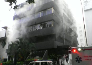 ¡Locos y Piromaníacos! Bandas terroristas incendian sede administrativa de Corpoelec en Valencia (+Vídeo) 4 ¡Locos y Piromaníacos! Bandas terroristas incendian sede administrativa de Corpoelec en Valencia (+Vídeo)