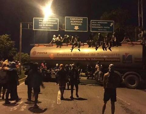 ¡Querían Explotar! Terroristas queman gandola de Pdvsa en Cabudare (+Video) 1 ¡Querían Explotar! Terroristas queman gandola de Pdvsa en Cabudare (+Video)