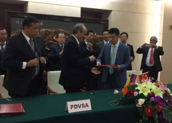 China y Venezuela firman acuerdo petrolero