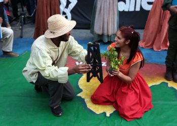 ¡La Revolución en Escena!  Crear y creer en colectivo