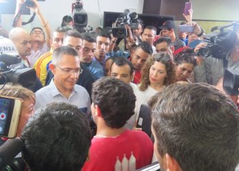 Estudiantes del sector opositor llegan a VTV y esto es lo que sucede (+Video)