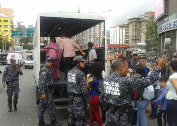 Transportes militares y policiales trasladan a ciudadanos motivado a irresponsable paro del gremio tarifado
