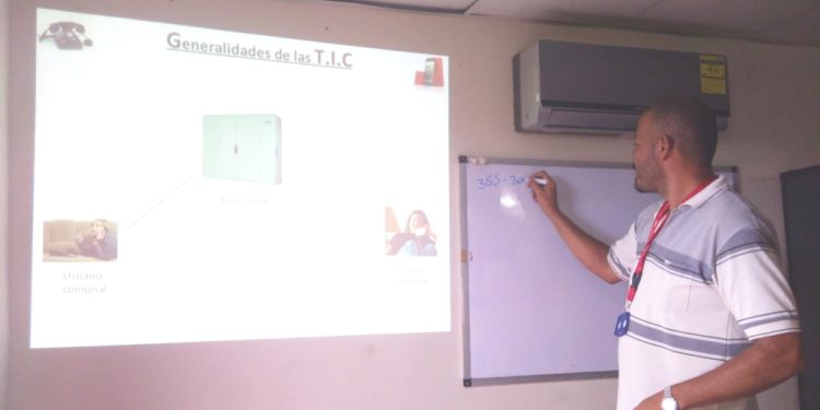 Formación para las comunidades: Plan Empoder@tez de Cantv (+Fortaleciendo el Poder Popular) 1 Formación para las comunidades: Plan Empoder@tez de Cantv (+Fortaleciendo el Poder Popular)