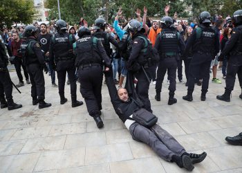 ¿Y los Derechos Humanos? Así golpea la Guardia Civil a Catalanes (+Brutalidad en las Calles)