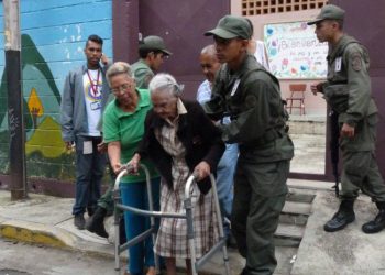 Adultos mayores y mujeres resaltan en centros electorales de Falcón