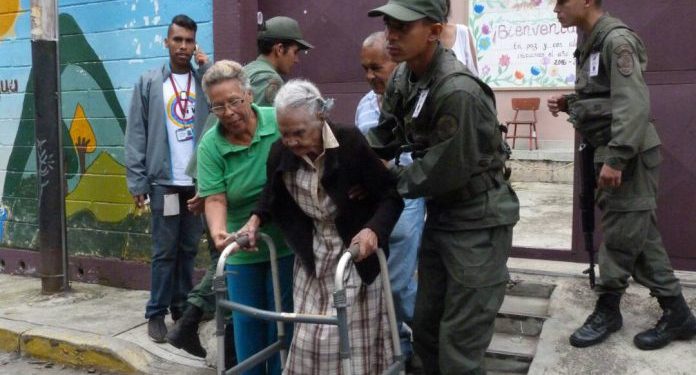 Adultos mayores y mujeres resaltan en centros electorales de Falcón