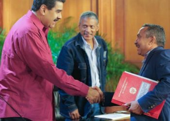 Presidente Maduro firmó primer contrato colectivo de trabajadores del sector salud