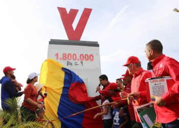Presidente Nicolás Maduro develó hito de la vivienda 1.800.000