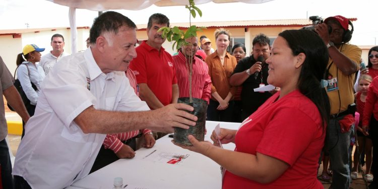 Arias Cárdenas: Pueblo zuliano dio una lección de democracia a los violentos 1 Arias Cárdenas: Pueblo zuliano dio una lección de democracia a los violentos