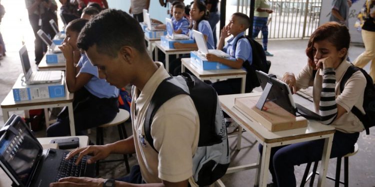 Más de 2 millones de estudiantes de educación media iniciaron periodo escolar 2017 - 2018 (+Galería fotográfica) 1 Más de 2 millones de estudiantes de educación media iniciaron periodo escolar 2017 – 2018 (+Galería fotográfica)