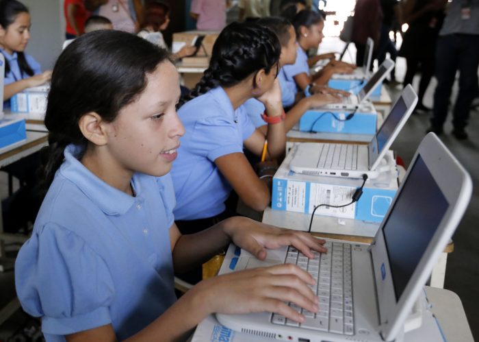 Más de 2 millones de estudiantes de educación media iniciaron periodo escolar 2017 - 2018 (+Galería fotográfica) 8 Foto: AVN (Henry Tesara)