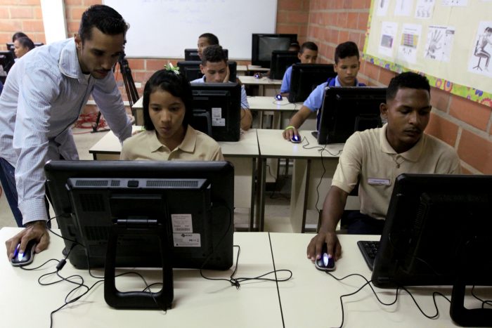 Más de 2 millones de estudiantes de educación media iniciaron periodo escolar 2017 - 2018 (+Galería fotográfica) 5 Foto: AVN (Gregorio Terán)