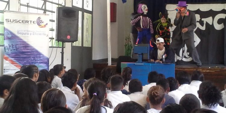 La Revolución en Escena: ¡Mosca con la red!