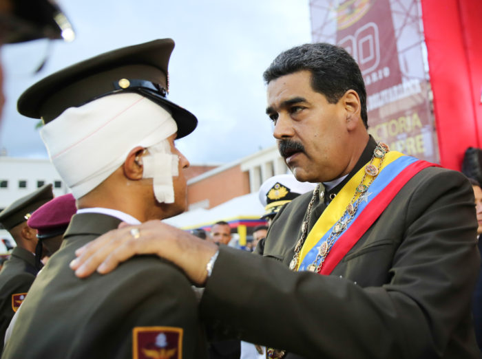 El presidente, Nicolás Maduro hablando con una víctima del odio criminal.