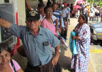 Humor rodilla en tierra: El discreto encanto de la cola de los pensionados