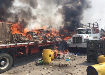 Opositores queman gandola de Ayuda Humanitaria en territorio colombiano