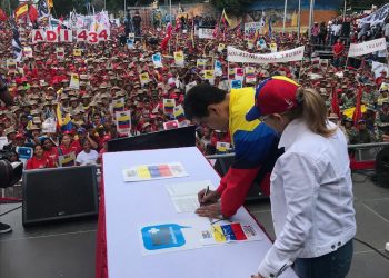 Con firmas y marcha pueblo venezolano dijo #NoMoreTrump