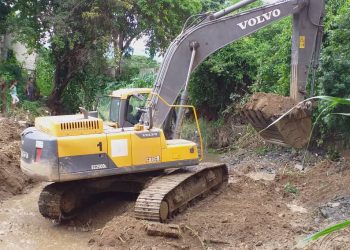 Gobierno de Urdaneta atendió zona afectada por lluvias en residencias Barcelona 8 Maquinaria pesada tipo jumbo realiza el dragado de la quebrada de Cúa a la altura de residencias Barcelona