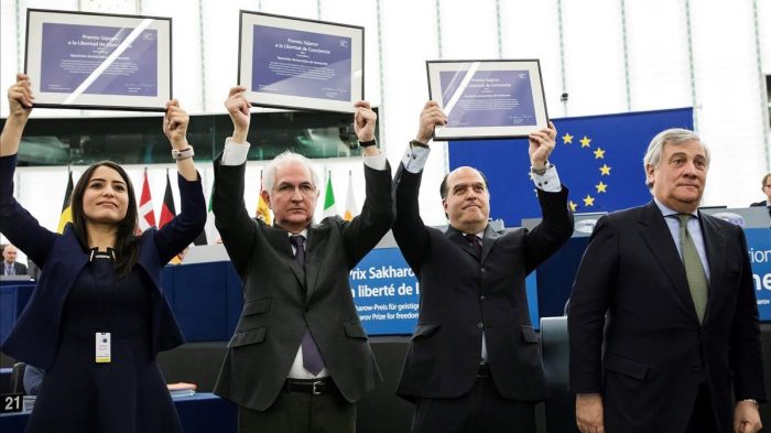 Autoproclamados y subdivididos 3 julio borges segundo por derecha antonio ledezma esposa daniel ceballos muestran premio sajarov estrasburgo 1513180177708