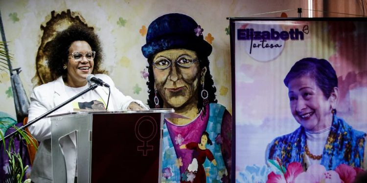 Elizabeth Tortosa homenajeada en galería Heroína de Venezuela + Fotos 1 Elizabeth Tortosa homenajeada en galería Heroína de Venezuela + Fotos