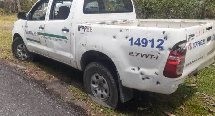 Vehículo de Corpoelec atacado en Apure